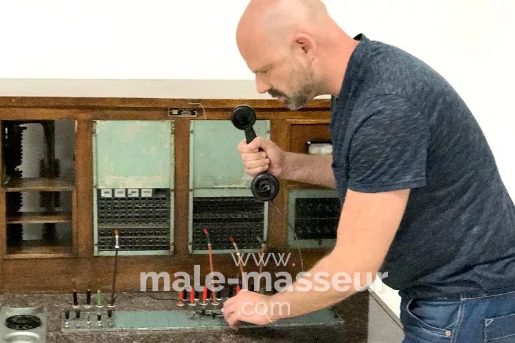 Contact male masseur